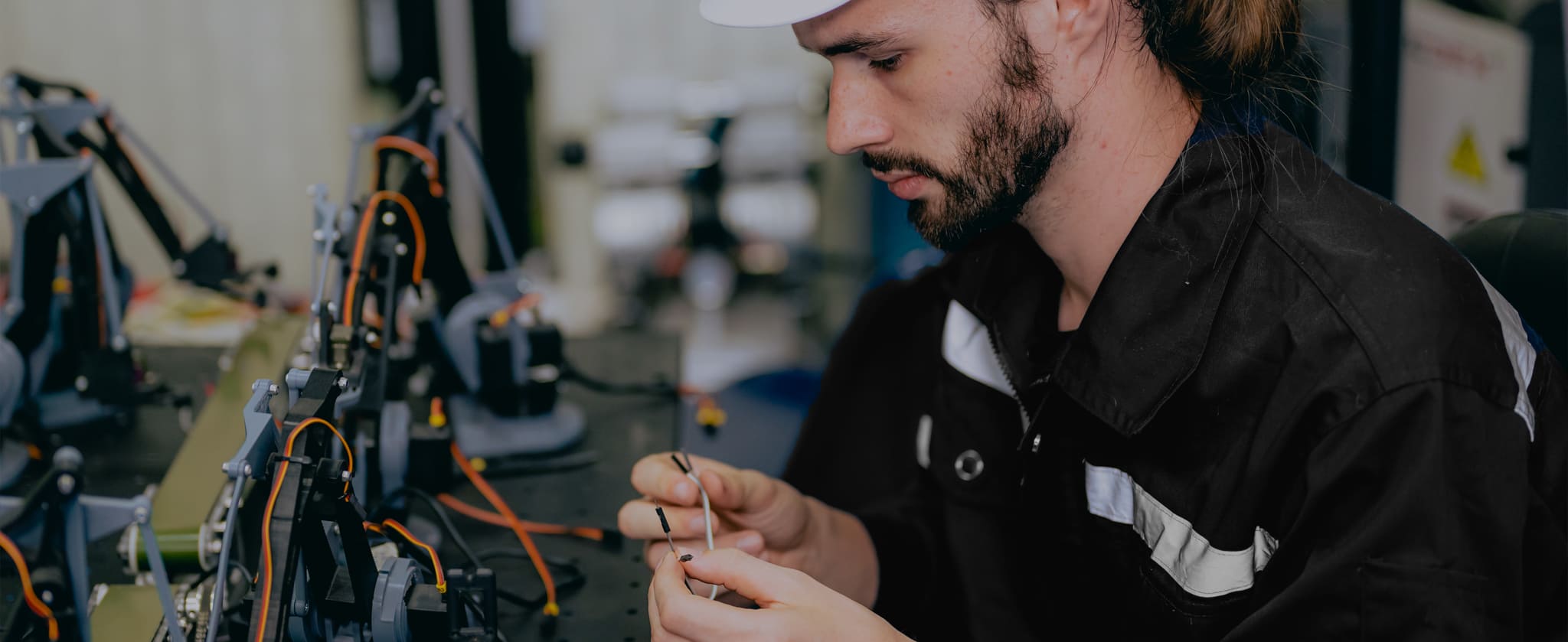 tecnico elettricista durante installazione e collegamento di impianti elettrici industriali