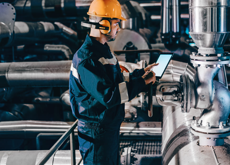 controllo tecnico durante manutenzione di macchinari industriali in stabilimento produttivo