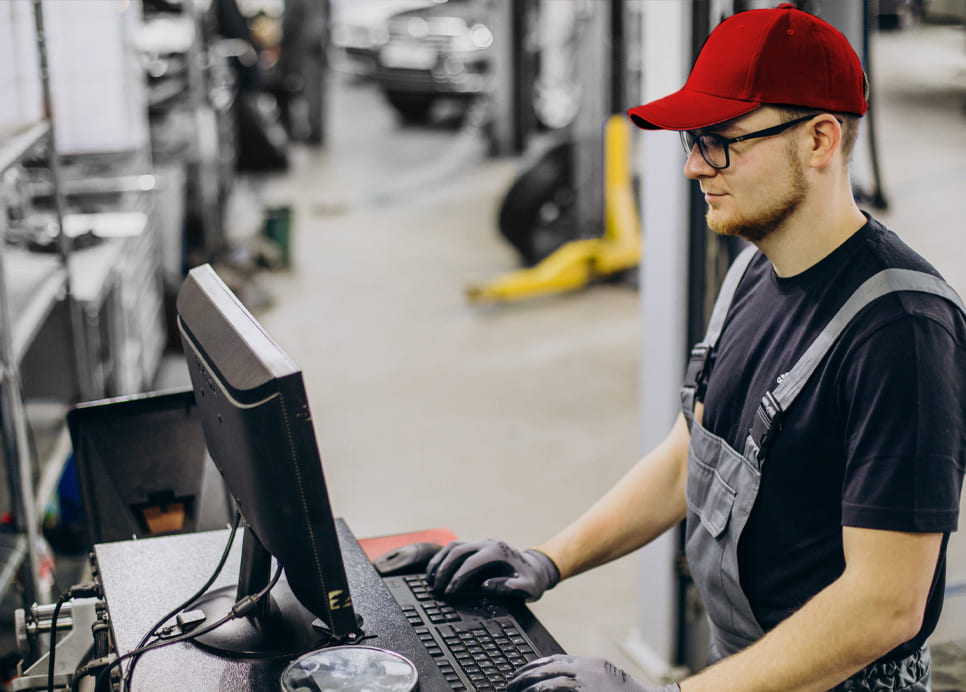 tecnico e responsabile durante analisi e avviamento di macchinari industriali