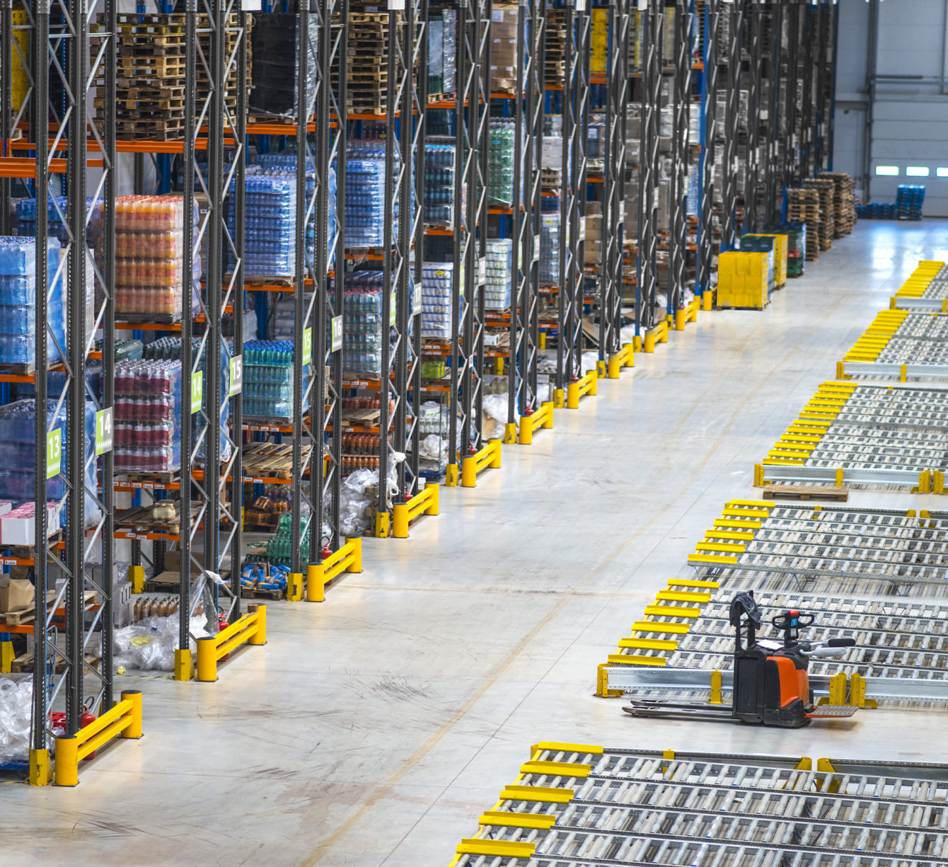 scaffalature industriali in magazzino logistico con sistema di movimentazione pallet